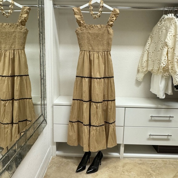 Maxi Dress Color Carmel nude Style trim tiered sleeveless. Brand New - Picture 3 of 11